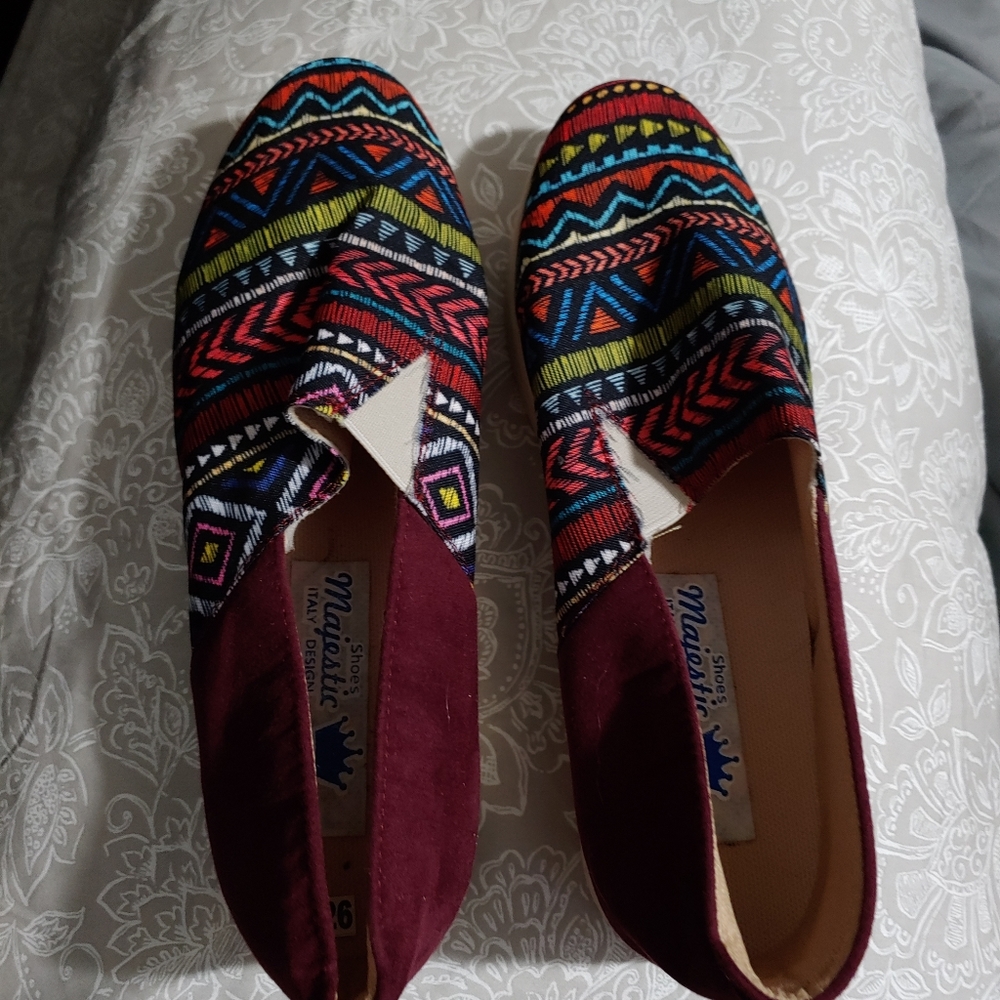 Cute Aztec flats!!